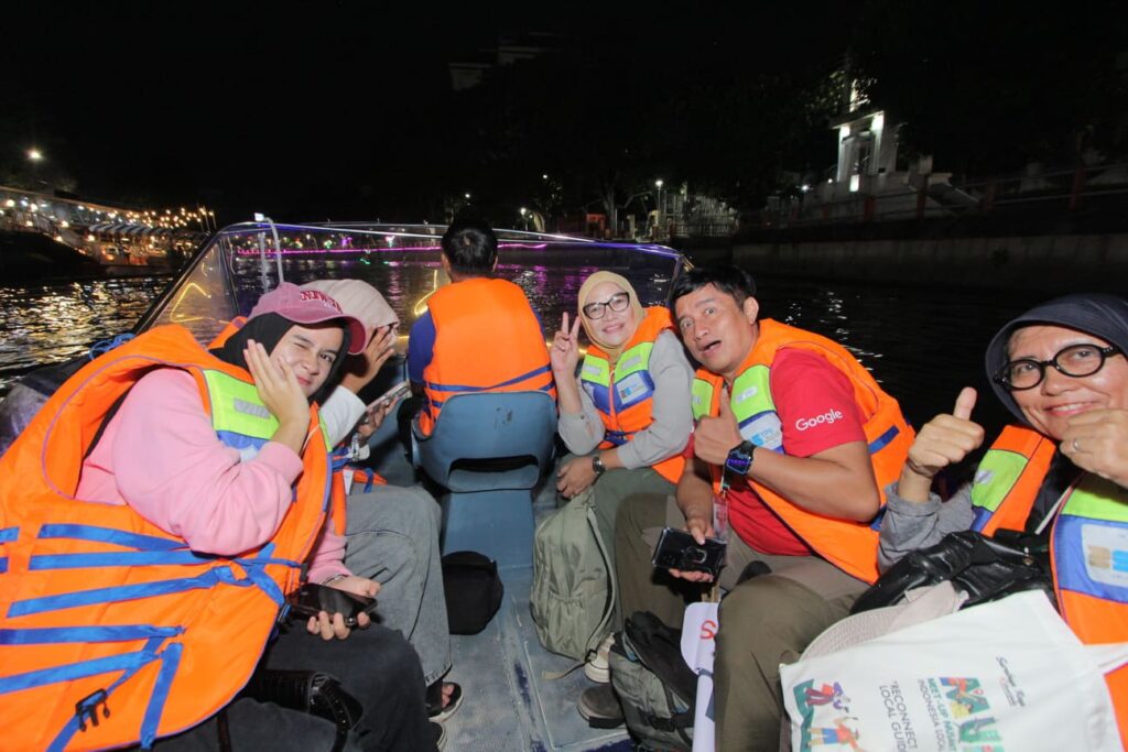 MUN 4 Surabaya Google Local Guides Ajak Nikmati Gemerlap City Light Surabaya dari Atas Wahana Air Wisata Kalimas